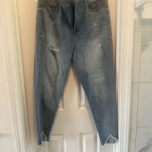 2 pairs of Sofia Vegara High-Waisted Jeans - Picture 10 of 15